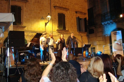 “Largo San Marco” gremito in ogni ordine di posto per il primo concerto del festival “Francavilla è… jazz” di Francavilla Fontana